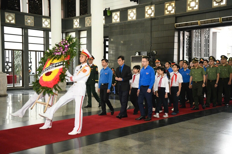 Đoàn T.Ư Đoàn TNCS Hồ Chí Minh viếng nguyên Chủ tịch nước Trần Đức Lương Đoàn T.Ư Đoàn TNCS Hồ Chí Minh viếng nguyên Chủ tịch nước Trần Đức Lương
