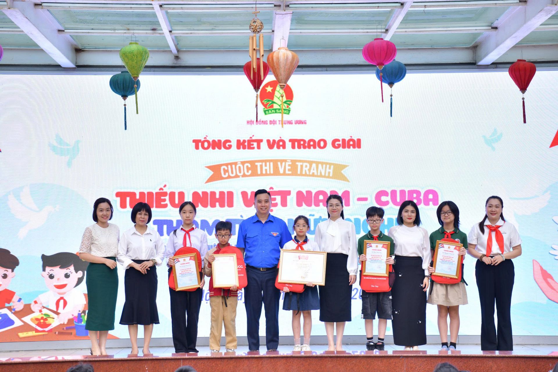 Ban tổ chức trao các giải thưởng cho các bạn đội viên, thiếu nhi có nét vẽ xuất sắc