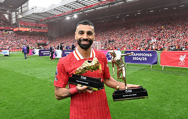 Salah nhận 2 giải cá nhân là Vua phá lưới và Vua kiến tạo ở Premier League 2024-25.