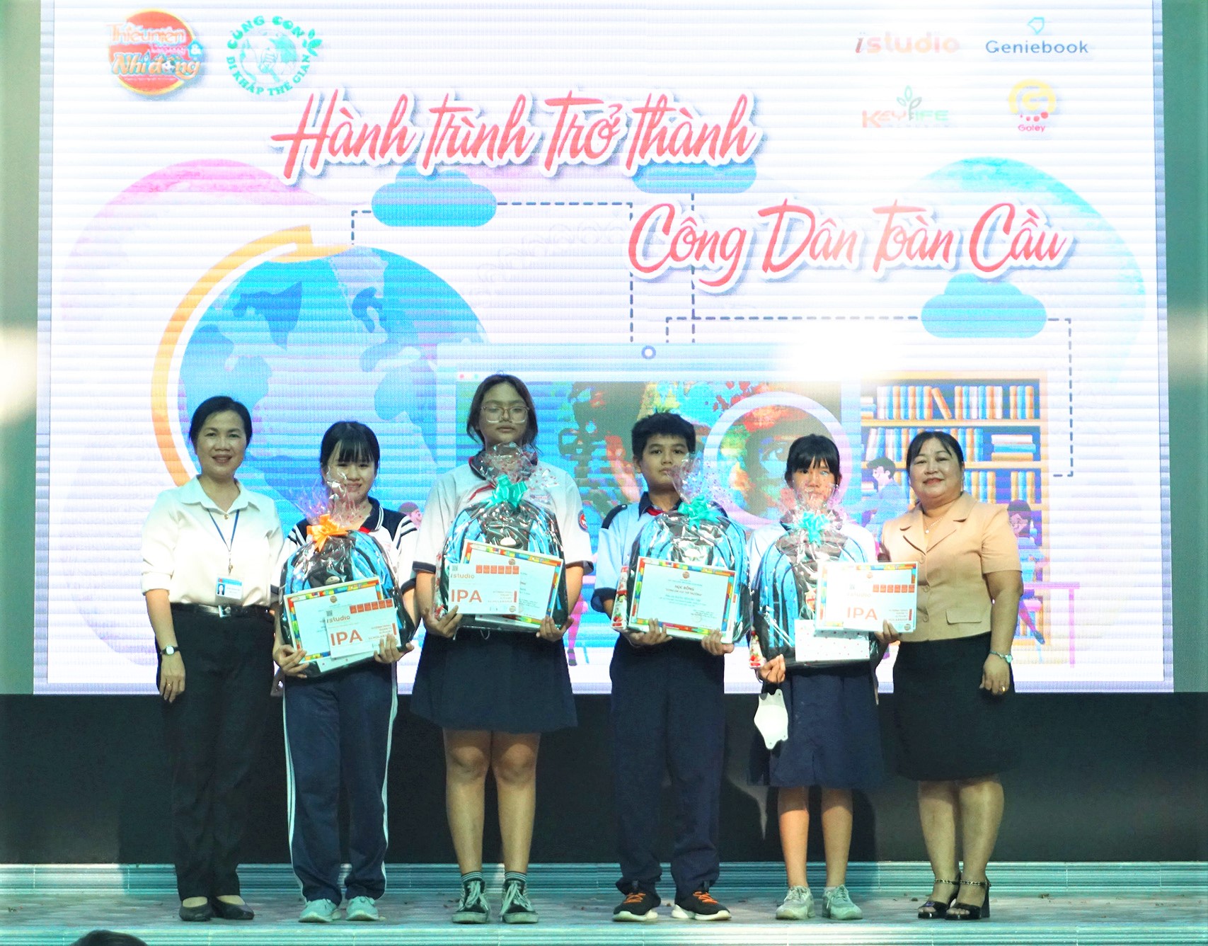 Báo TNTP&NĐ trao học bổng đến 5 học sinh vượt khó, học tốt