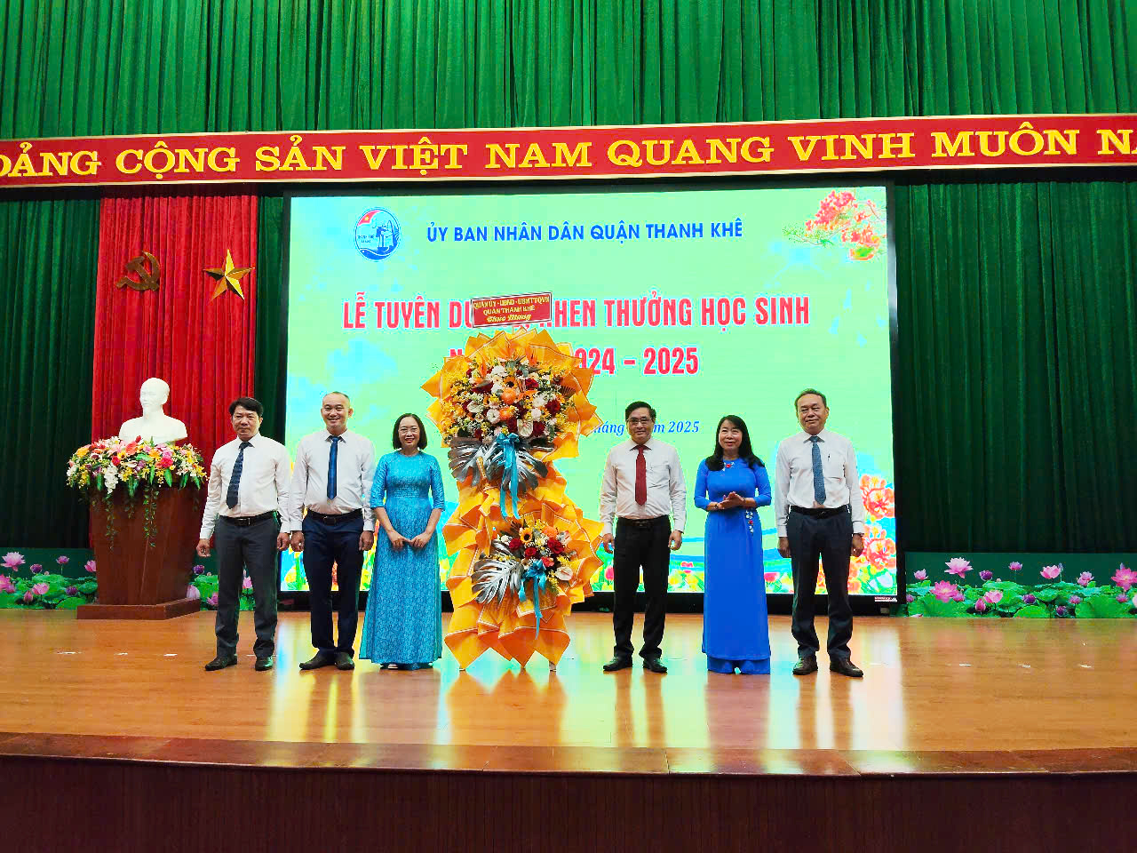 Lãnh đạo UBND quận Thanh Khê tặng hoa cho lãnh đạo phòng  Giáo dục và Đào tạo 