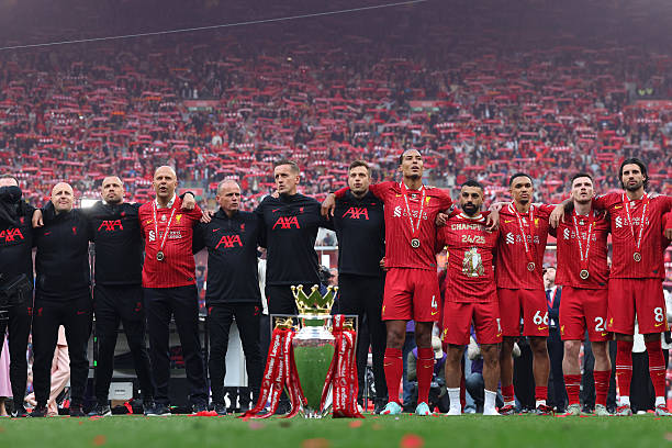 Ban huấn luyện và các cầu thủ Liverpool tri ân người hâm mộ sau khi nâng cúp.