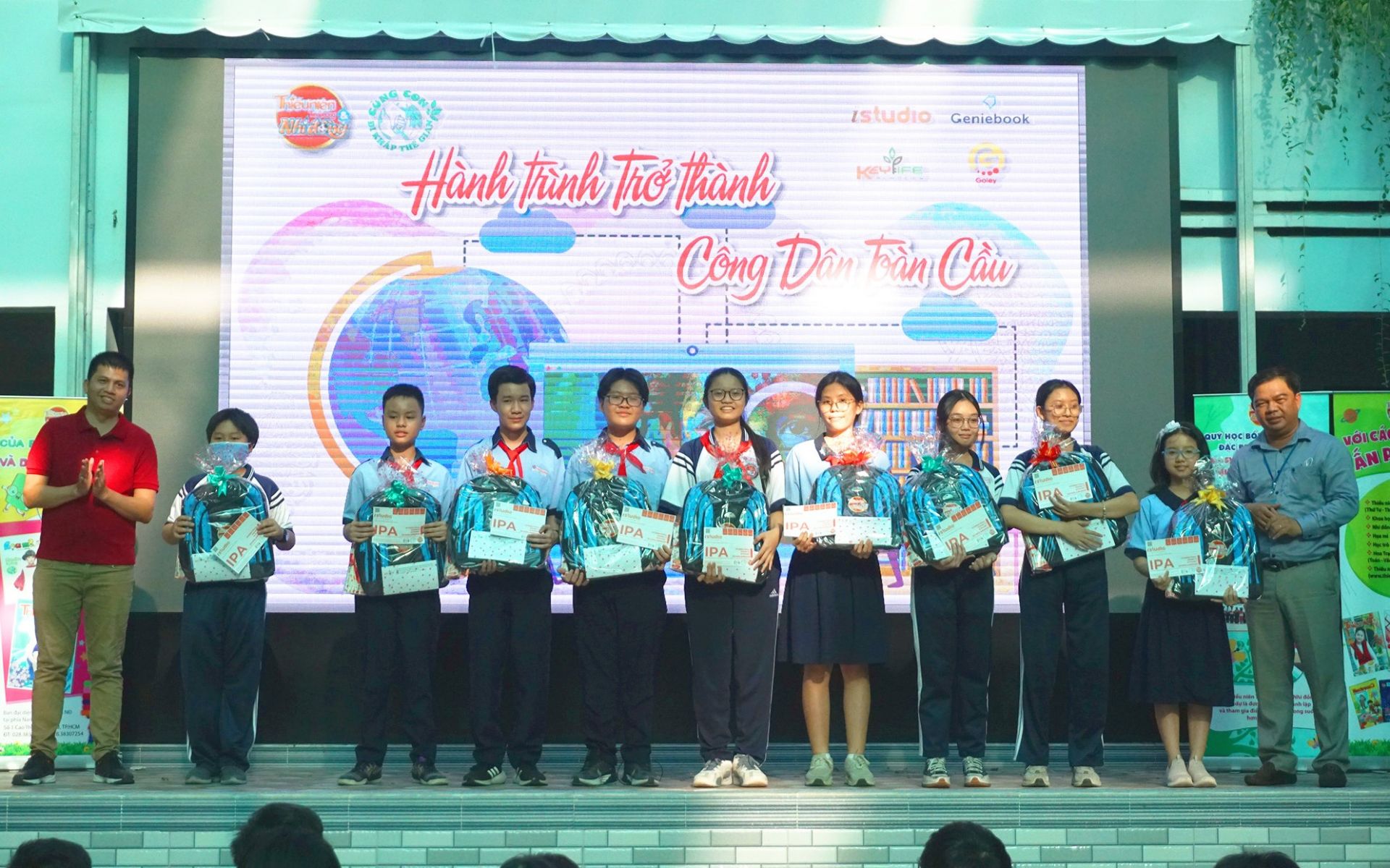 10 bạn tích cực tham gia hoạt động Đội nhận quà từ thầy Võ Văn Quyến - Phó Hiệu trưởng nhà trường và anh Phong Vũ - CEO Viện Anh ngữ Online Quốc tế iStudio
