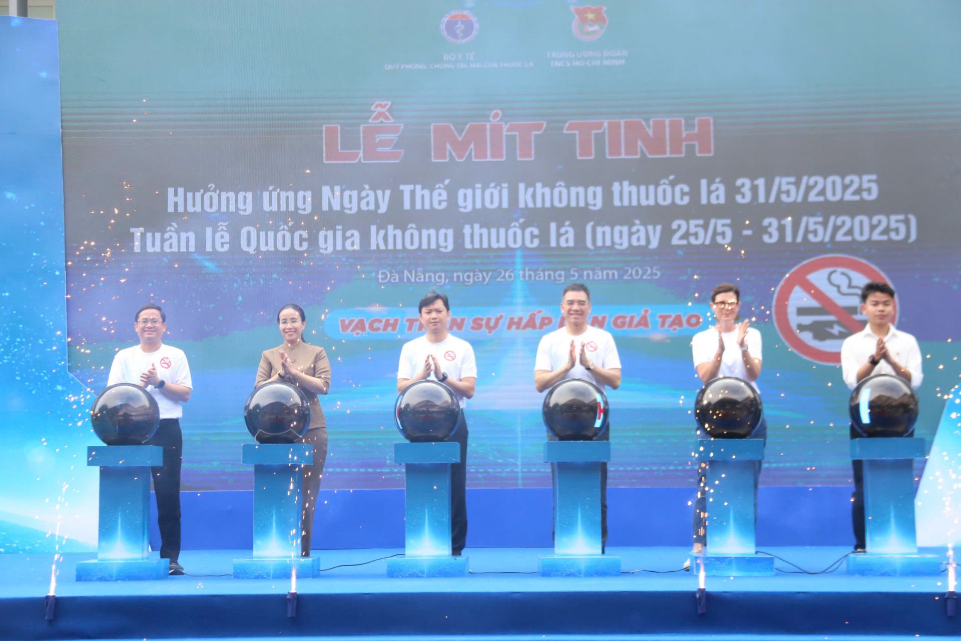Các đại biểu thực hiện nghi thức phát động tuần lễ hưởng ứng Ngày thế giới không thuốc lá