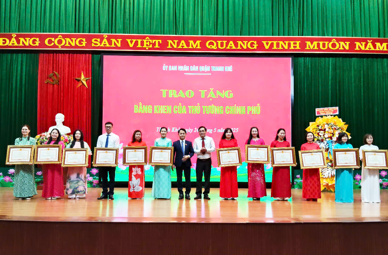 Lãnh đạo quận Thanh Khê và Sở GD&ĐT TP. Đà Nẵng trao tặng Bằng khen của Thủ tướng cho các cá nhân xuất sắc