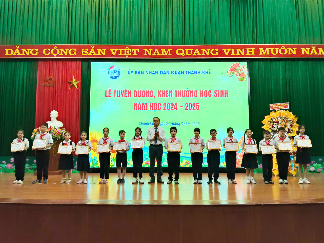 Nhiều học sinh có thành tích xuất sắc các cấp được khen thưởng, tuyên dương trong buổi lễ