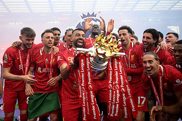 Niềm vui khó diễn tả cả Salah và các đồng đội trên bục vinh quang.