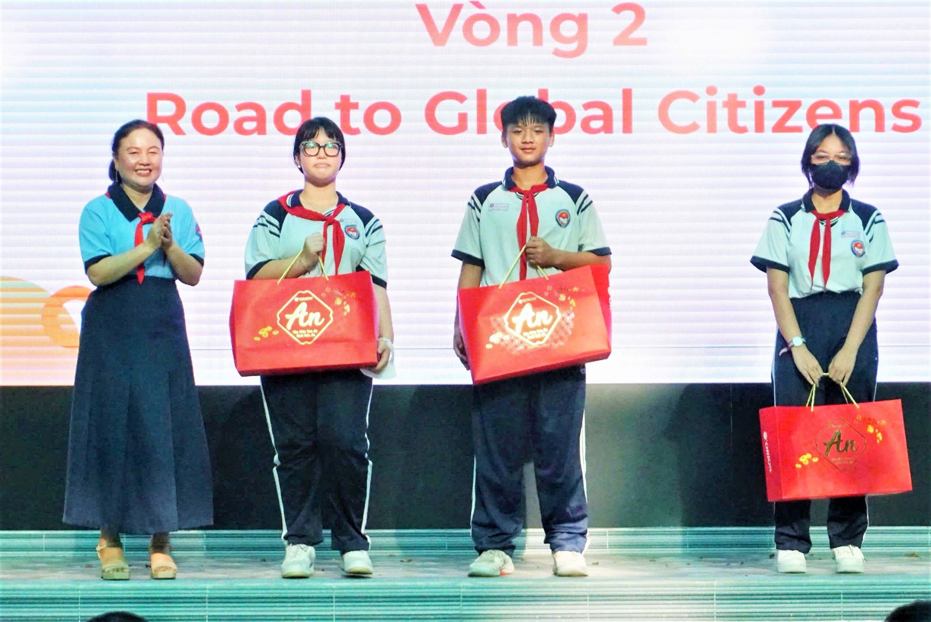 Doanh nghiệp xã hội Cùng Con Đi Khắp Thế Gian trao phần thưởng đến đại diện 3 lớp có nhiều bạn được vào vòng 2 cuộc khảo sát năng lực nhất.
