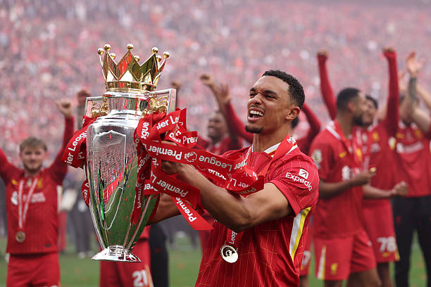 Khoảnh khắc cuối cùng của Alexander-Arnold trong màu áo Liverpool. Sau mùa giải này, anh sẽ chia tay Anfield theo dạng chuyển nhượng tự do.