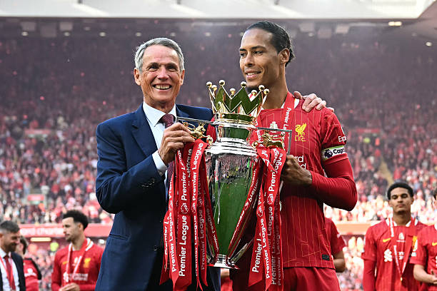 Van Dijk chụp ảnh kỉ niệm với huyền thoại Alan Hansen của Liverpool trong lễ đăng quang.