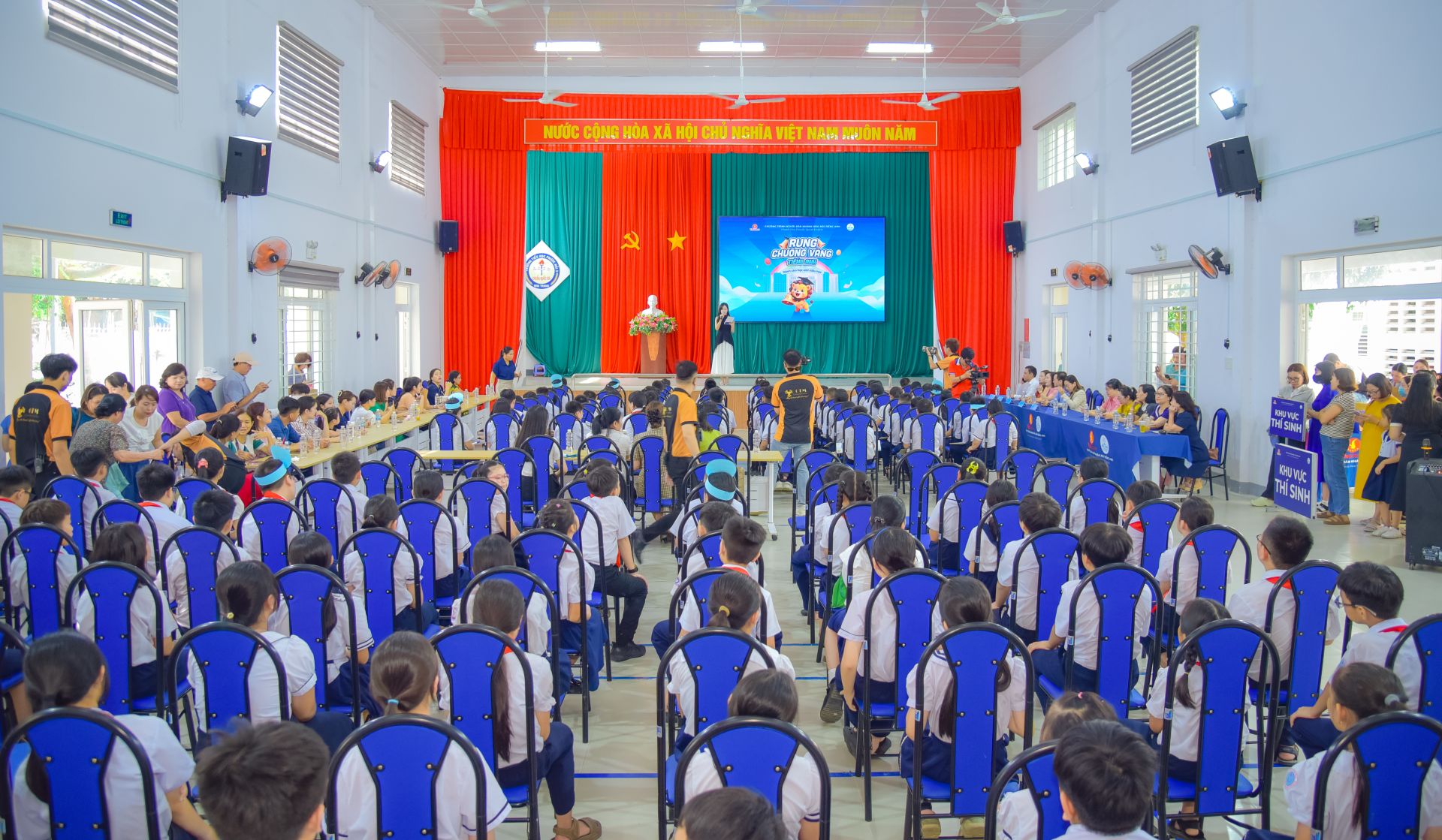 Quang cảnh rộn ràng cuộc thi 
