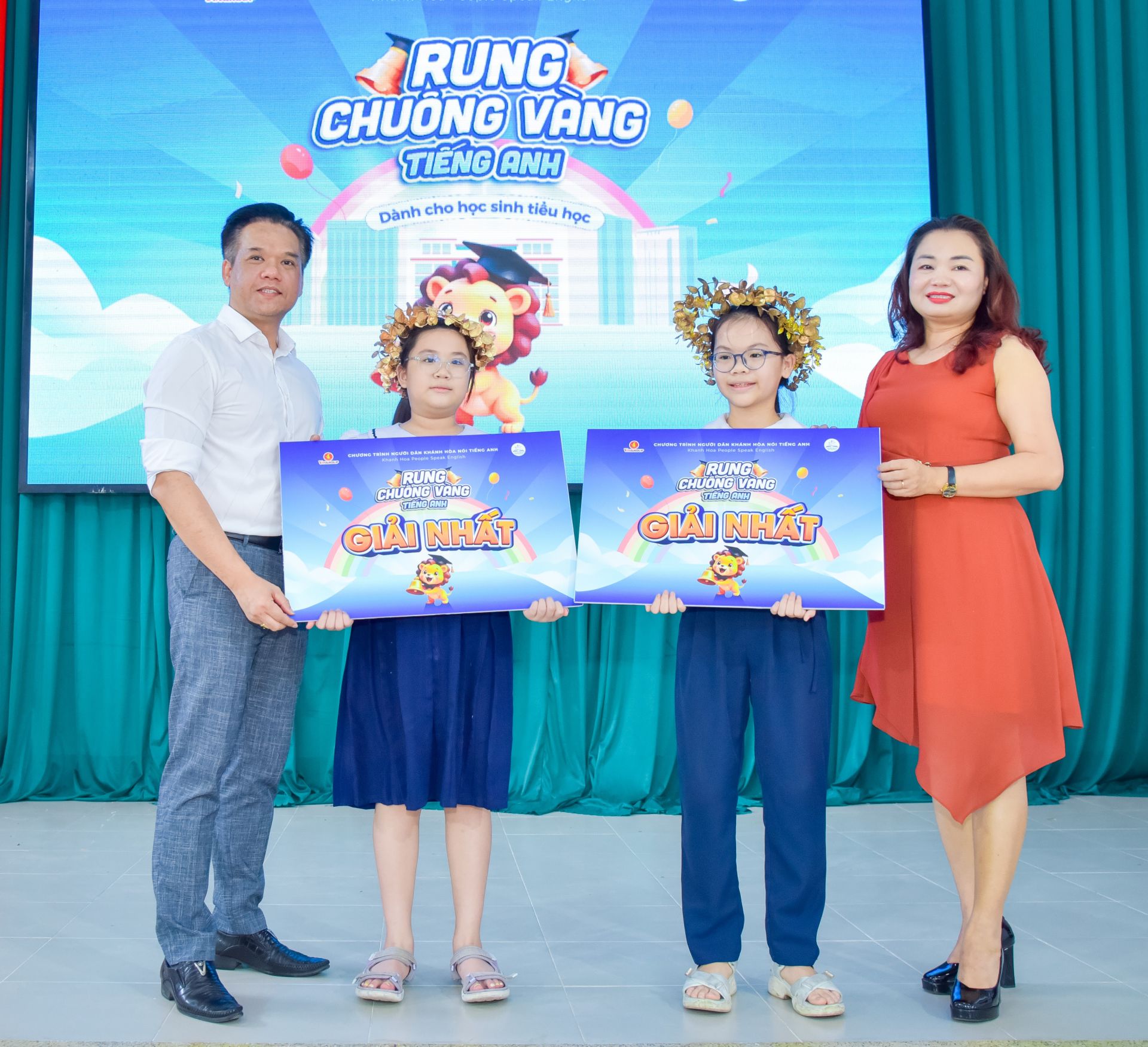 Bạn Thảo Chi (Lớp 4/1, TH Phước Long 1) vui mừng khi vượt qua nhiều thí sinh giỏi để giành quán quân và vòng nguyệt quế cuộc thi lần này