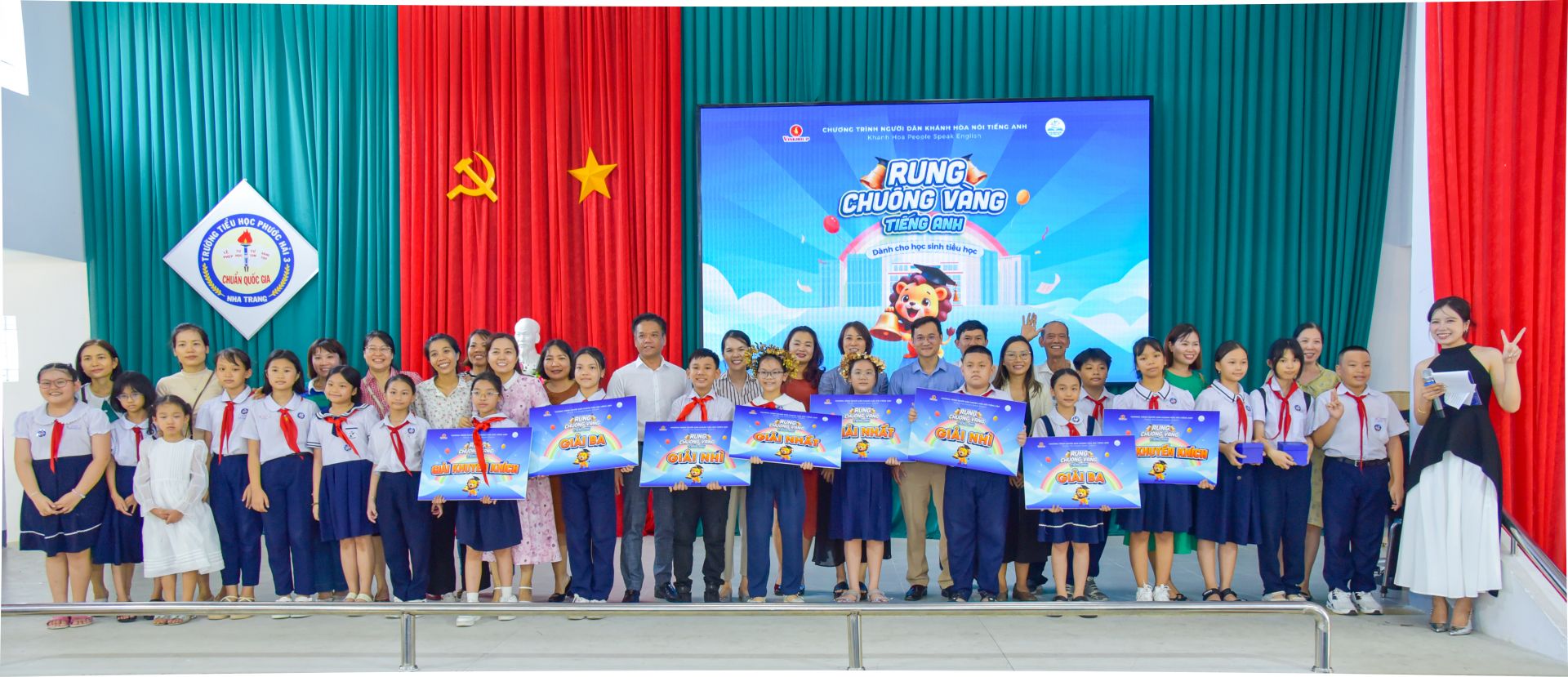 Các thí sinh, phụ huynh chụp hình lưu niệm với Ban tổ chức