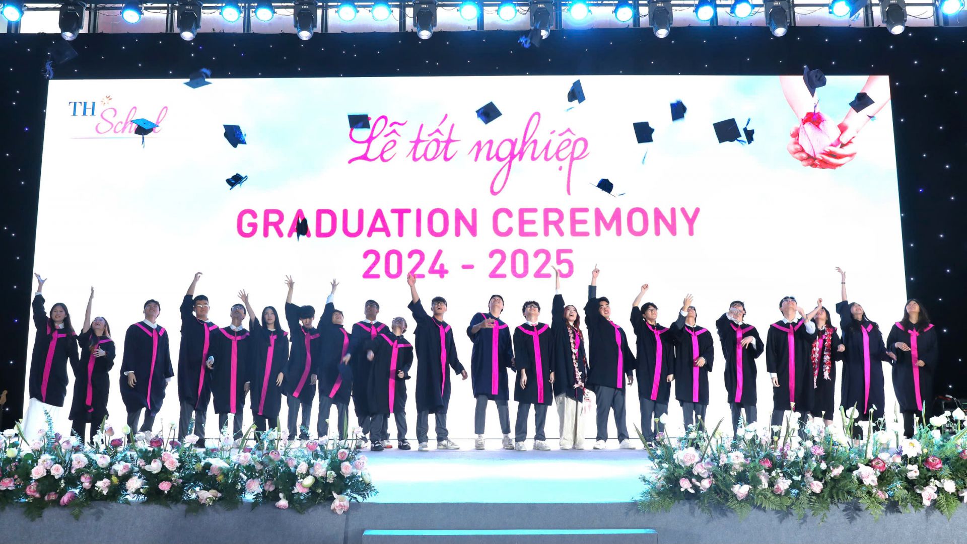 Lễ tốt nghiệp đầy cảm xúc của các em học sinh lớp 12 TH Shool Hoà Lạc