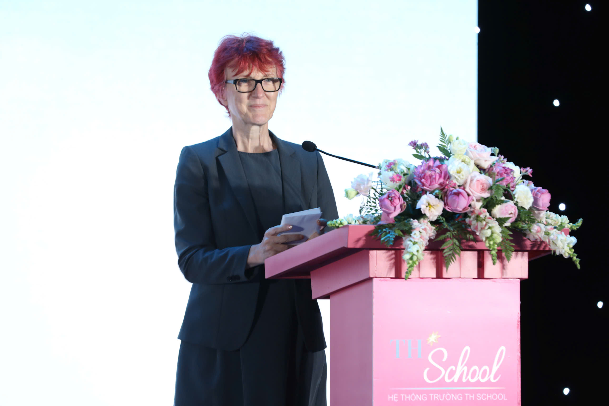 Cô Jane Ball - Hiệu trưởng trường TH School Hoà Lạc nhắn nhủ tới các em học sinh trong Lễ tốt nghiệp