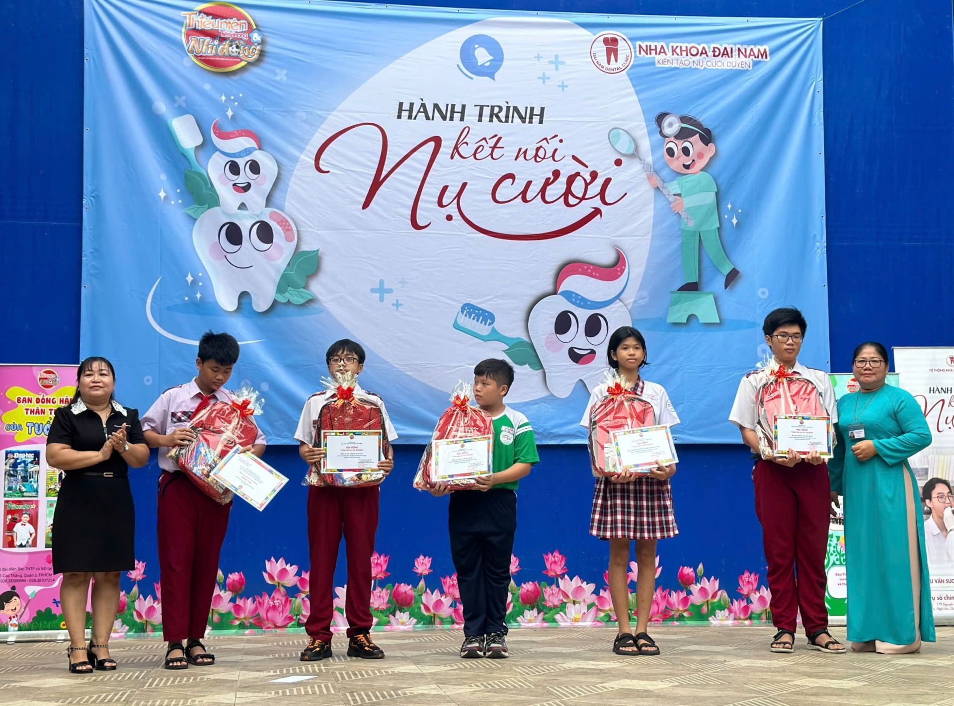 Báo TNTP&NĐ trao 5 suất học bổng 