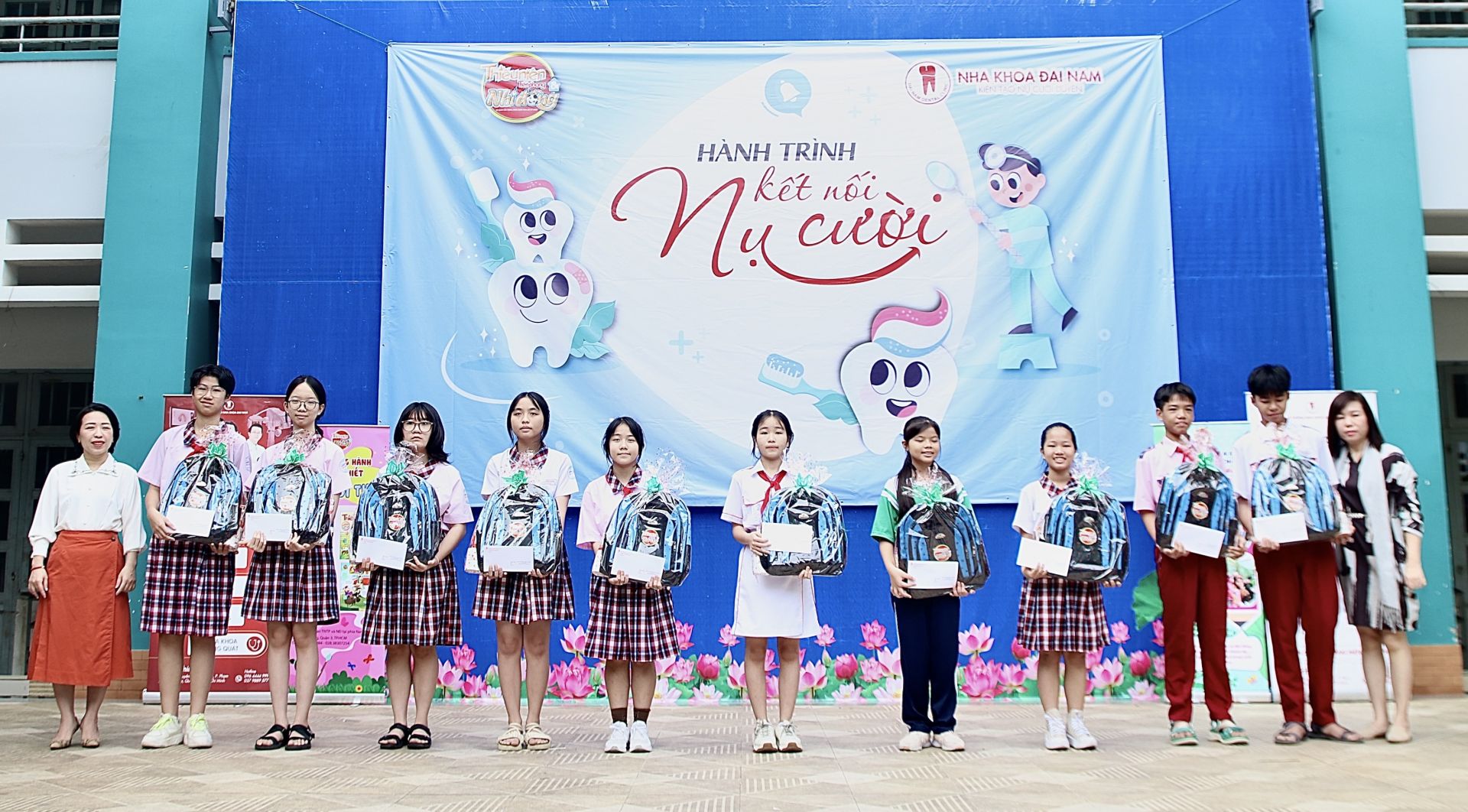 10 học sinh tích cực tham gia hoạt động Đội nhận quà từ  Hệ thống Nha khoa Đại Nam 