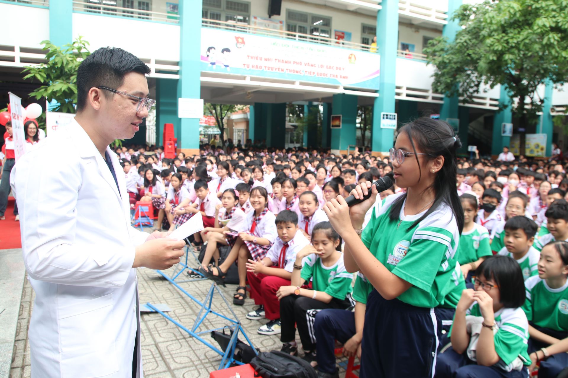 Điểm nhấn của chương trình là phần giao lưu với bác sĩ Trần Minh Tiến - Bệnh viện Răng Hàm Mặt Trung ương. Bác sĩ đã tận tình chia sẻ những kiến thức hữu ích để giúp các bạn chăm sóc răng miệng đúng cách như: Sử dụng bàn chải lông mềm, dùng kem đánh răng chứa fluoride để loại bỏ mảng bám hiệu quả, chải răng theo chuyển động tròn