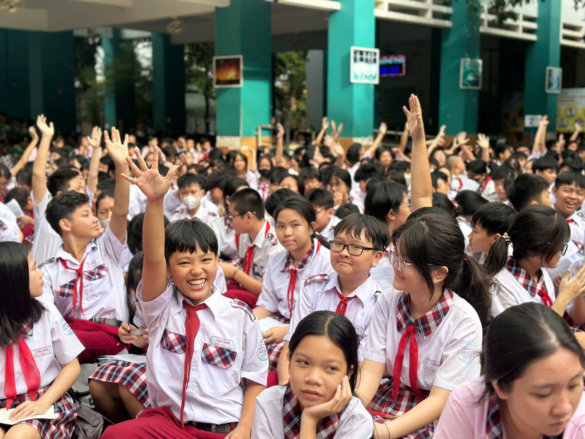 Chương trình mỗi lúc thêm hào hứng khi học sinh nhiệt tình tham gia phần hỏi – đáp. Những cánh tay giơ cao, những câu trả lời nhanh và chính xác khiến khán giả không ngừng tán thưởng. Ai trả lời đúng liền nhận ngay phần quà hấp dẫn