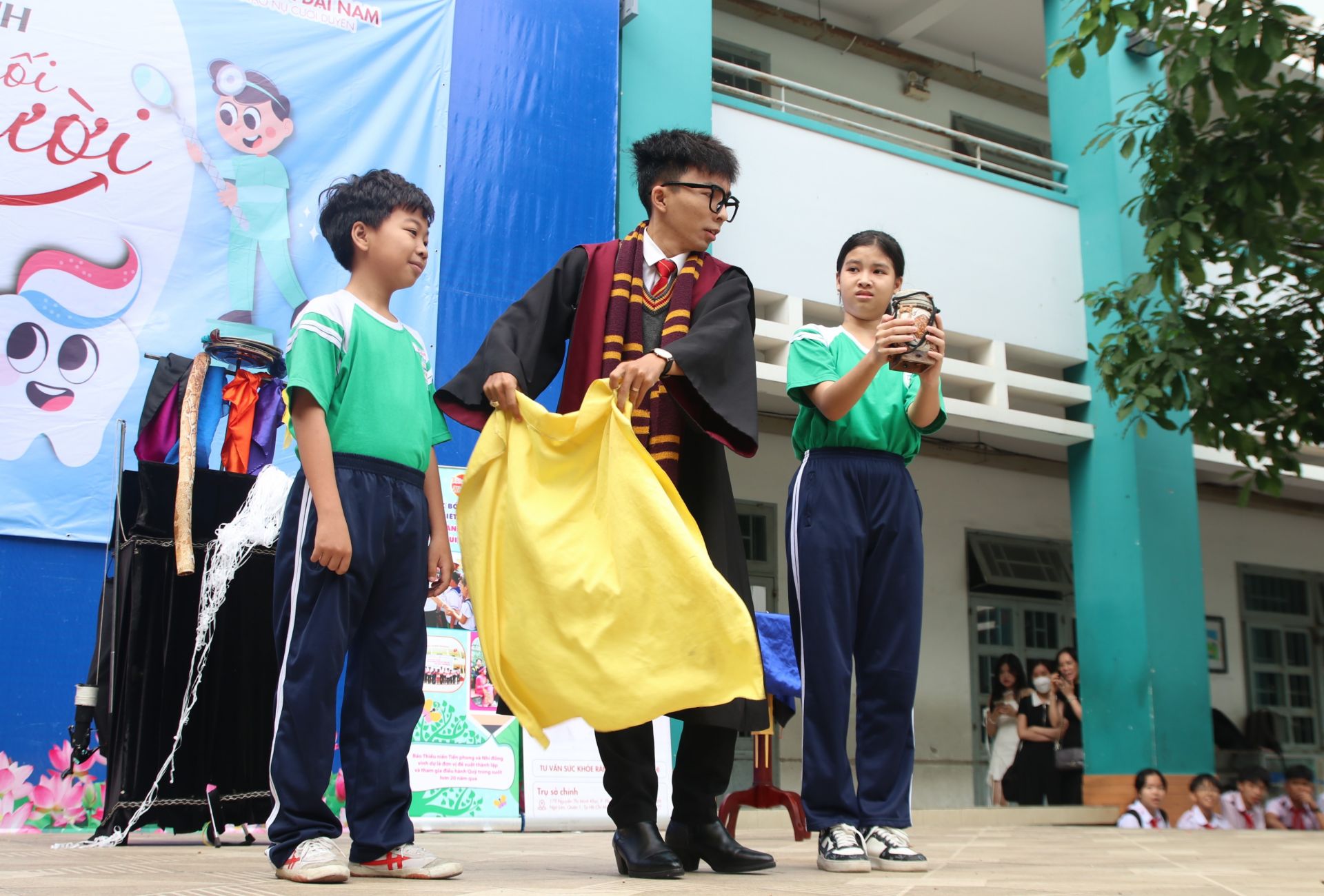 Các bạn vô cùng thích thú khi được tham gia biểu diễn cùng ảo thuật gia Nhật Khải. Những màn biến hóa bất ngờ khiến cả sân trường cười nghiêng ngả