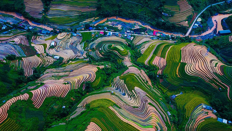 Từ đây, có thể phóng tầm mắt bao quát toàn cảnh vùng cao hùng vĩ hoặc tham gia trải nghiệm dù lượn, ngắm nhìn vẻ đẹp thiên nhiên từ độ cao 1.200 m so với mực nước biển.