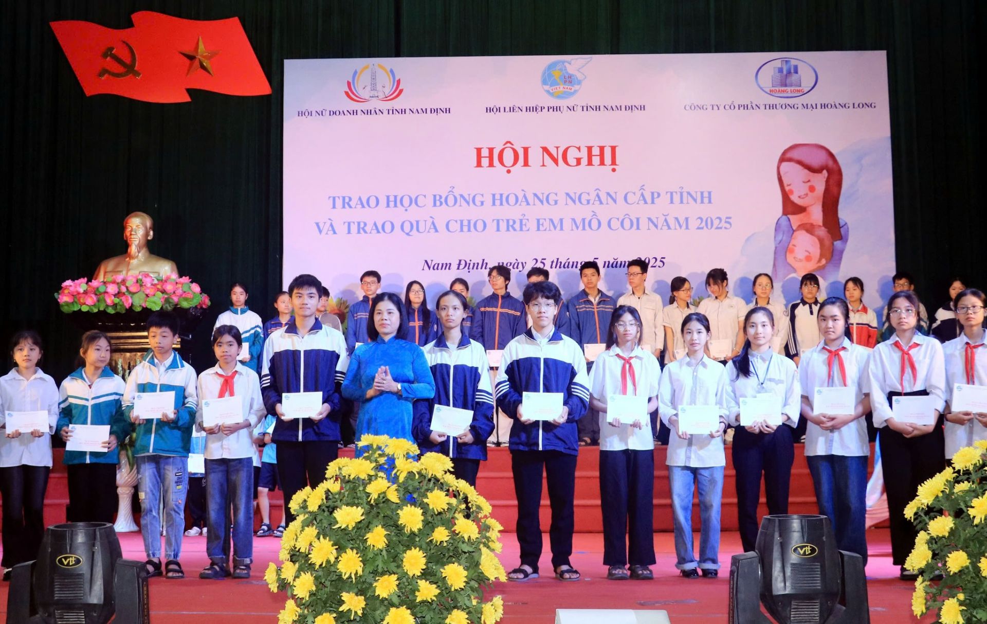 Những học sinh có hoàn cảnh khó khăn được Hội LHPN tỉnh Nam Định hỗ trợ