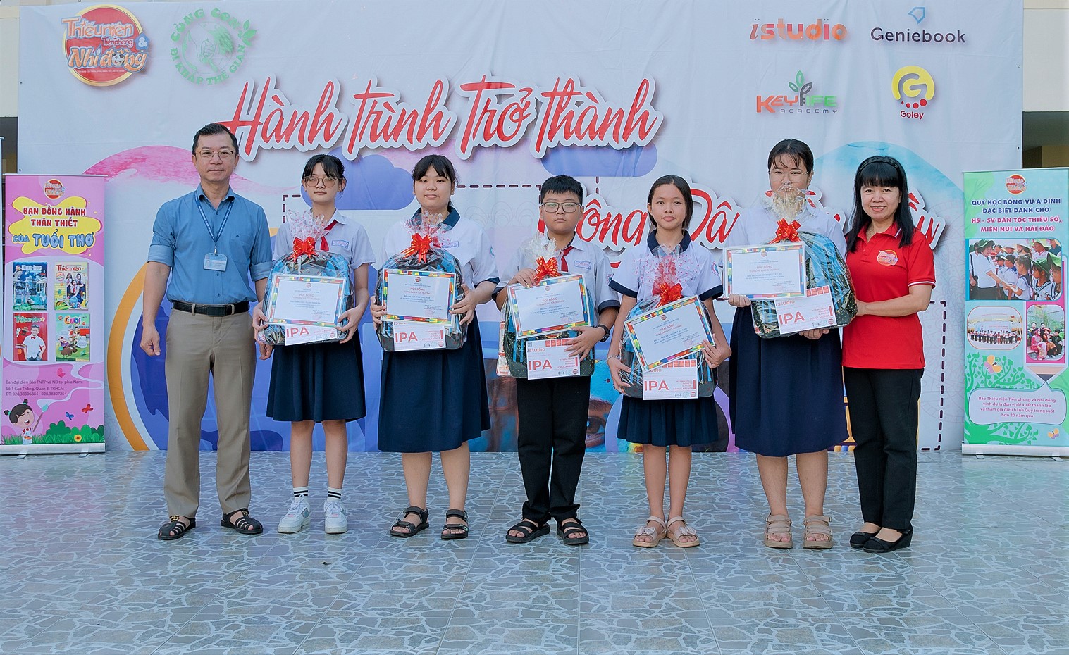 Thầy Trần Hữu Nguyên Chương - Hiệu trưởng trường THCS An Phú Đông và nhà báo Ngô Hồng Phước - Trưởng VPĐD Báo TNTP&NĐ trao học bổng đến 5 bạn vượt khó, học tốt Thầy Trần Hữu Nguyên Chương - Hiệu trưởng trường THCS An Phú Đông và nhà báo Ngô Hồng Phước - Trưởng VPĐD Báo TNTP&NĐ trao học bổng đến 5 bạn vượt khó, học tốt