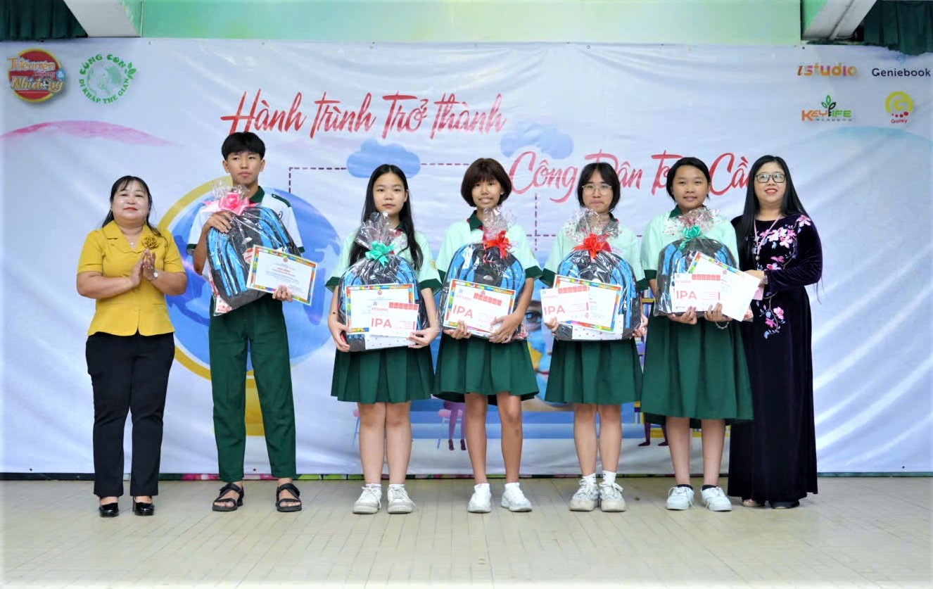 Báo TNTP&NĐ trao học bổng đến 5 học sinh vượt khó, học tốt tại trường Hà Huy Tập