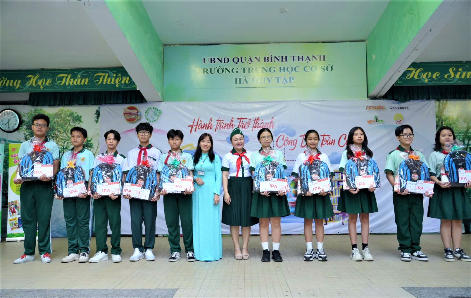 Doanh nghiệp xã hội Cùng Con Đi Khắp Thế Gian và trao quà đến 10 bạn tích cực trong hoạt động phong trào