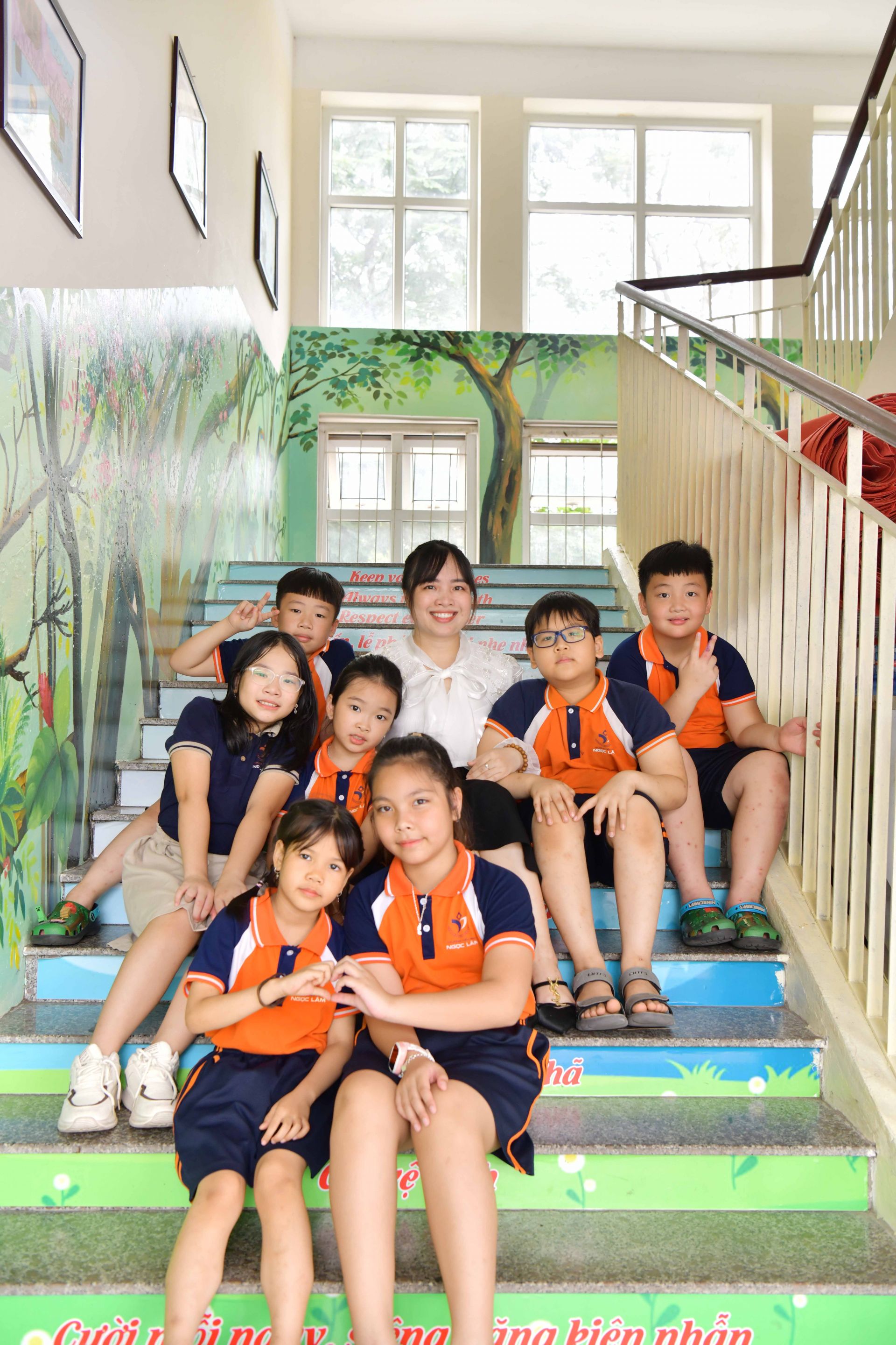 Cô trò trường Tiểu học Ngọc Lâm (Long Biên - Hà Nội). Cô trò trường Tiểu học Ngọc Lâm (Long Biên - Hà Nội).