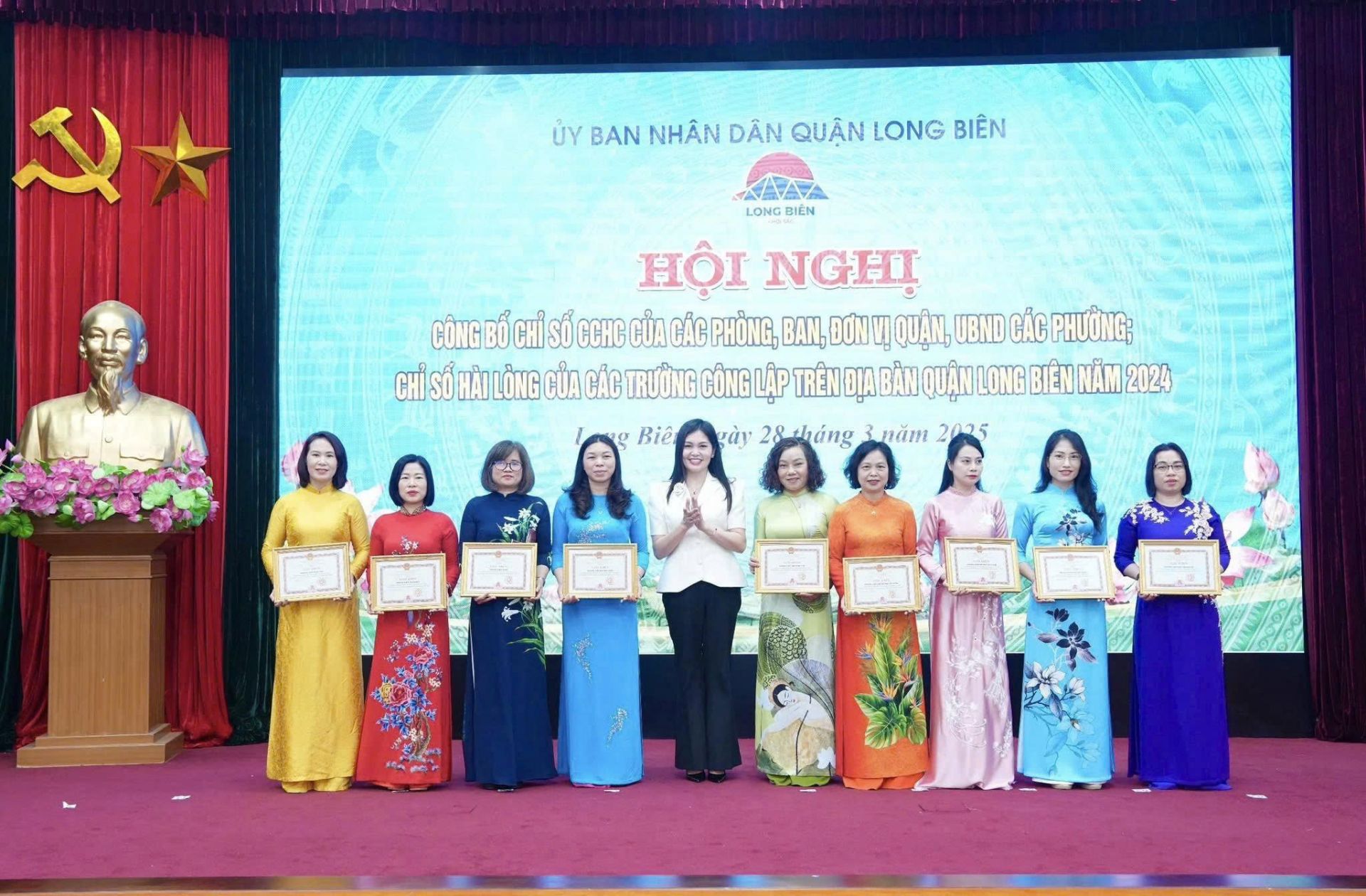 Hiệu trưởng Nguyễn Thị Bích Huyền (ở giữa, bên phải) nhận Bằng khen của quận về Tập thể có thành tích trong thực hiện chỉ số hài lòng của người dân và tổ chức đối với sự phục vụ của các trường công lập. Hiệu trưởng Nguyễn Thị Bích Huyền (ở giữa, bên phải) nhận Bằng khen của quận về Tập thể có thành tích trong thực hiện chỉ số hài lòng của người dân và tổ chức đối với sự phục vụ của các trường công lập.