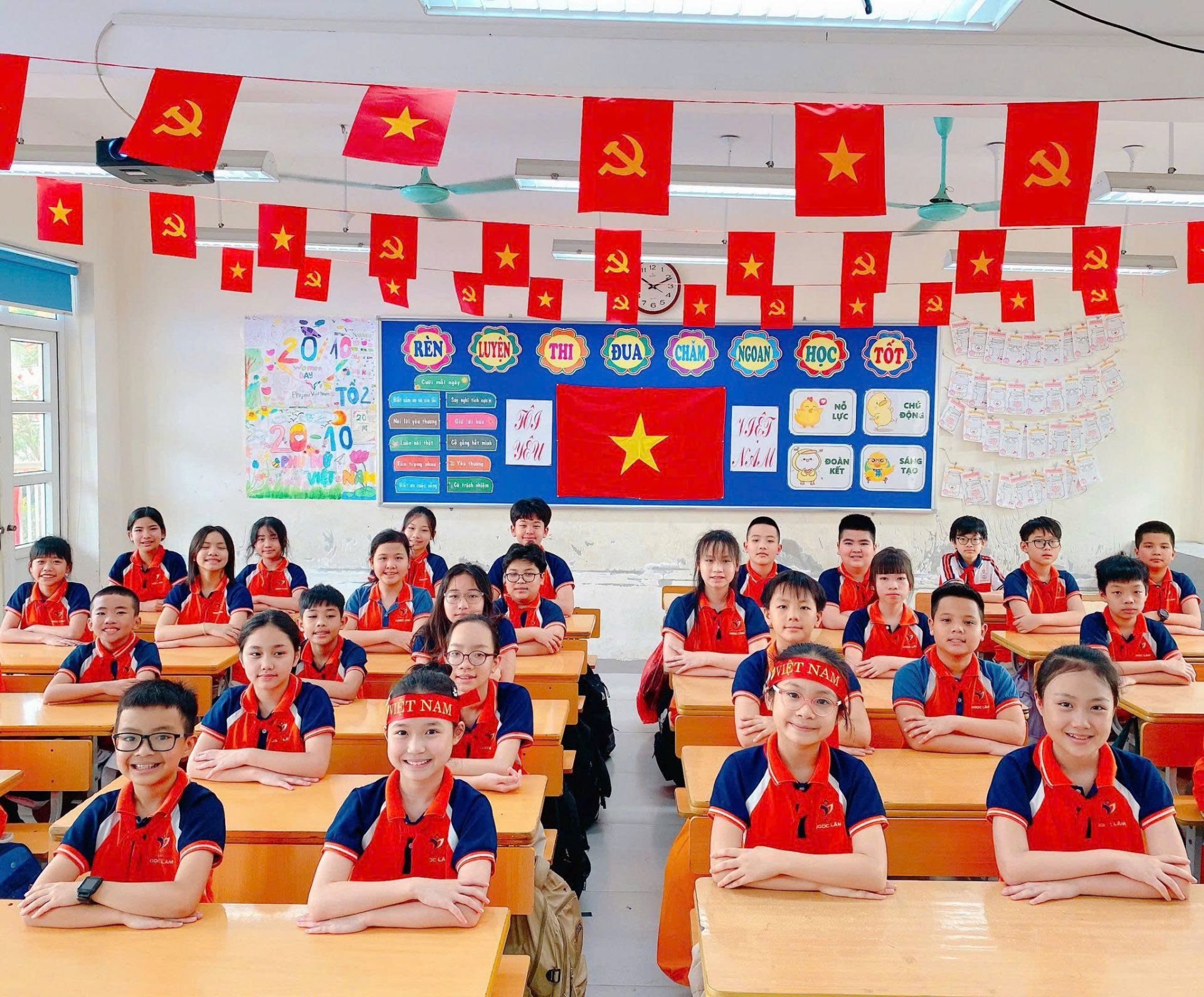 Mái trường Ngọc Lâm là ngôi nhà đặc biệt với mỗi bạn học sinh. Mái trường Ngọc Lâm là ngôi nhà đặc biệt với mỗi bạn học sinh.
