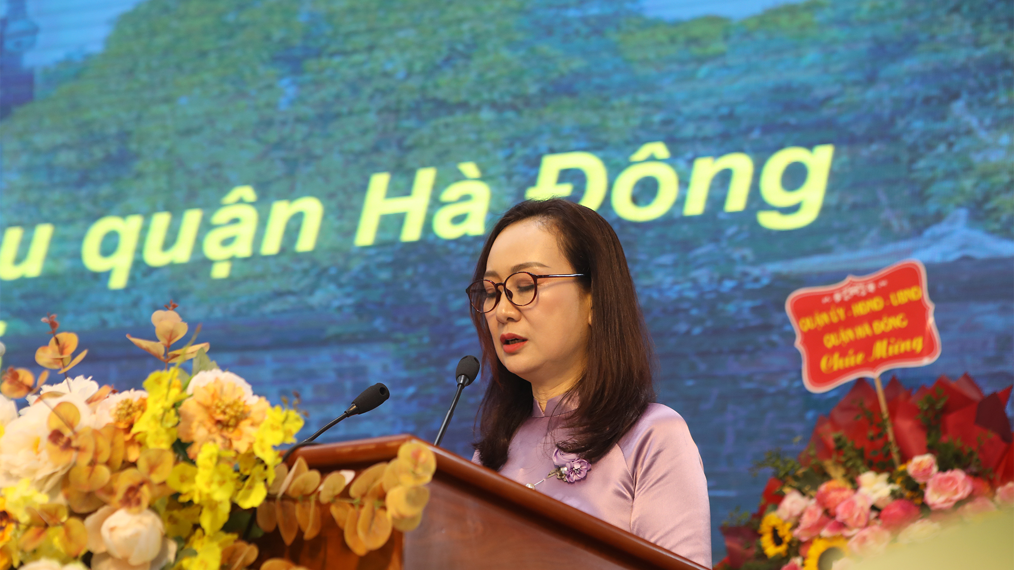 Tiến sĩ Phạm Thị Lệ Hằng – Trưởng Phòng Giáo dục và Đào tạo quận phát biểu tại Lễ Tuyên dương