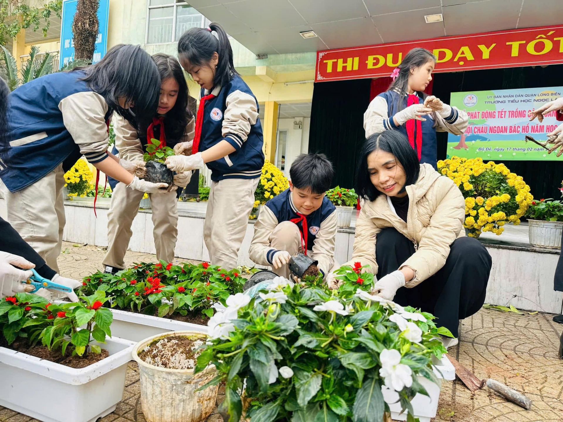 Nhà trường giáo dục về môi trường qua những hành động thực tiễn bổ ích. Nhà trường giáo dục về môi trường qua những hành động thực tiễn bổ ích.