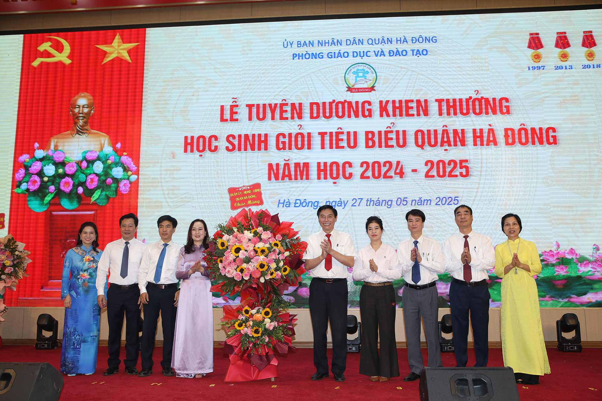 Lãnh đạo quận Hà Đông tặng hoa chúc mừng