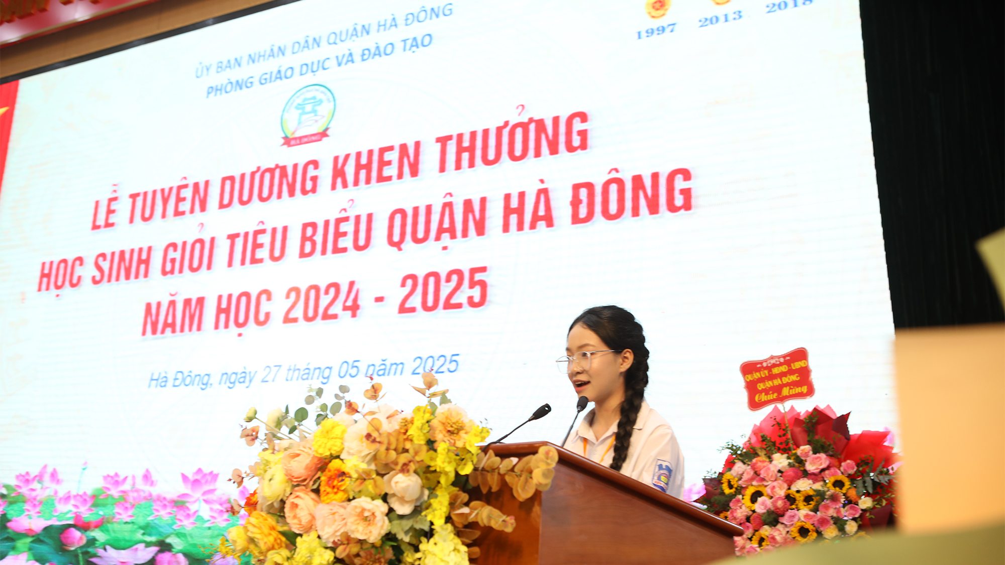 Trần Hoàng Ngọc Linh (lớp 9A1, trường THCS Kiến Hưng) đại diện các học sinh xuất sắc được tuyên dương bày tỏ niềm tự hào và biết ơn tới các thầy cô giáo và lãnh đạo quận