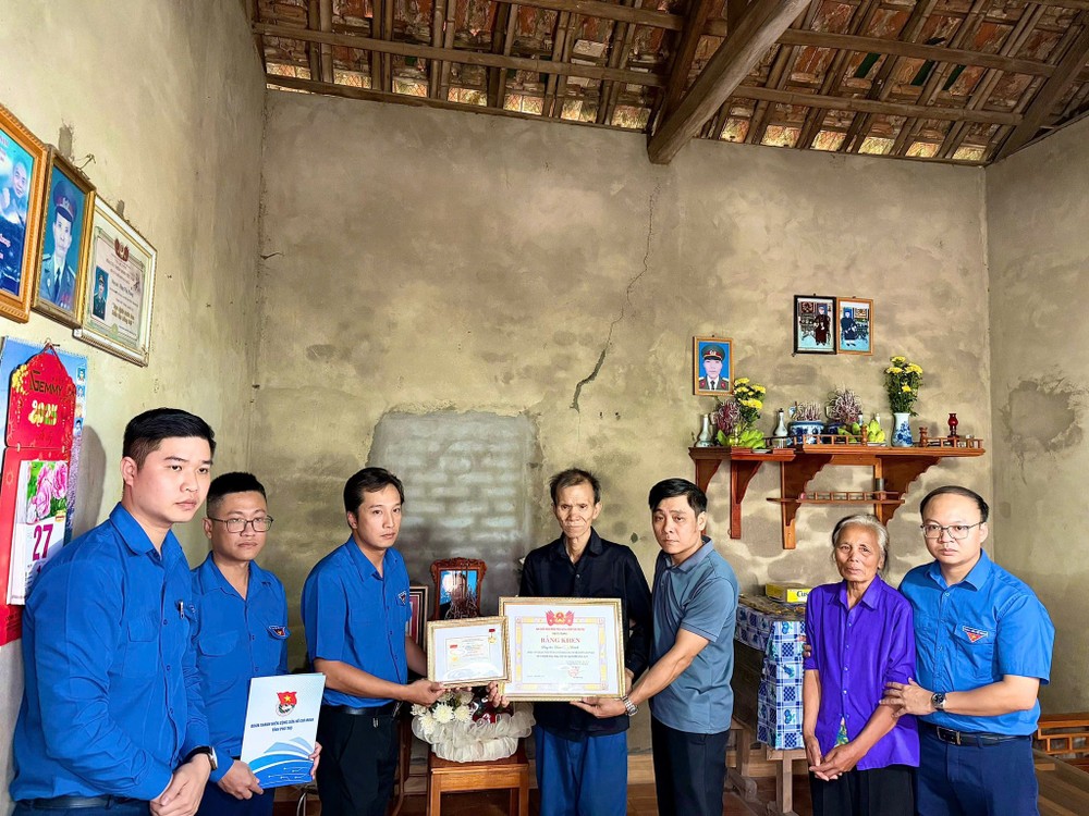 Tỉnh Đoàn Phú Thọ trao Huy hiệu “Tuổi trẻ dũng cảm” và Bằng khen của Ban Chấp hành Tỉnh Đoàn cho gia đình anh Đặng Duy Doanh. Tỉnh Đoàn Phú Thọ trao Huy hiệu “Tuổi trẻ dũng cảm” và Bằng khen của Ban Chấp hành Tỉnh Đoàn cho gia đình anh Đặng Duy Doanh.