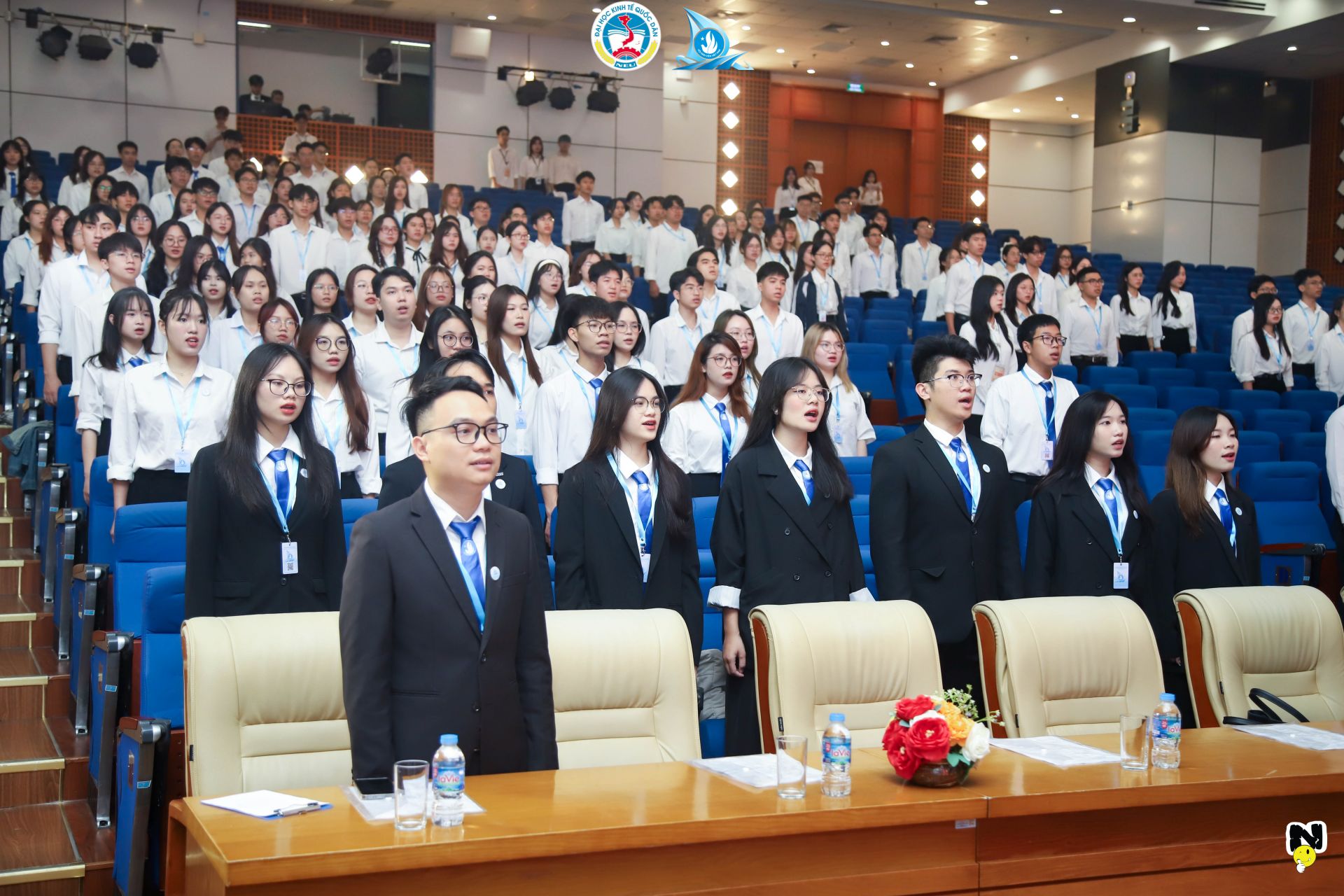 Các đại biểu thực hiện nghi thức chào cờ trang nghiêm mở đầu Đại hội Các đại biểu thực hiện nghi thức chào cờ trang nghiêm mở đầu Đại hội