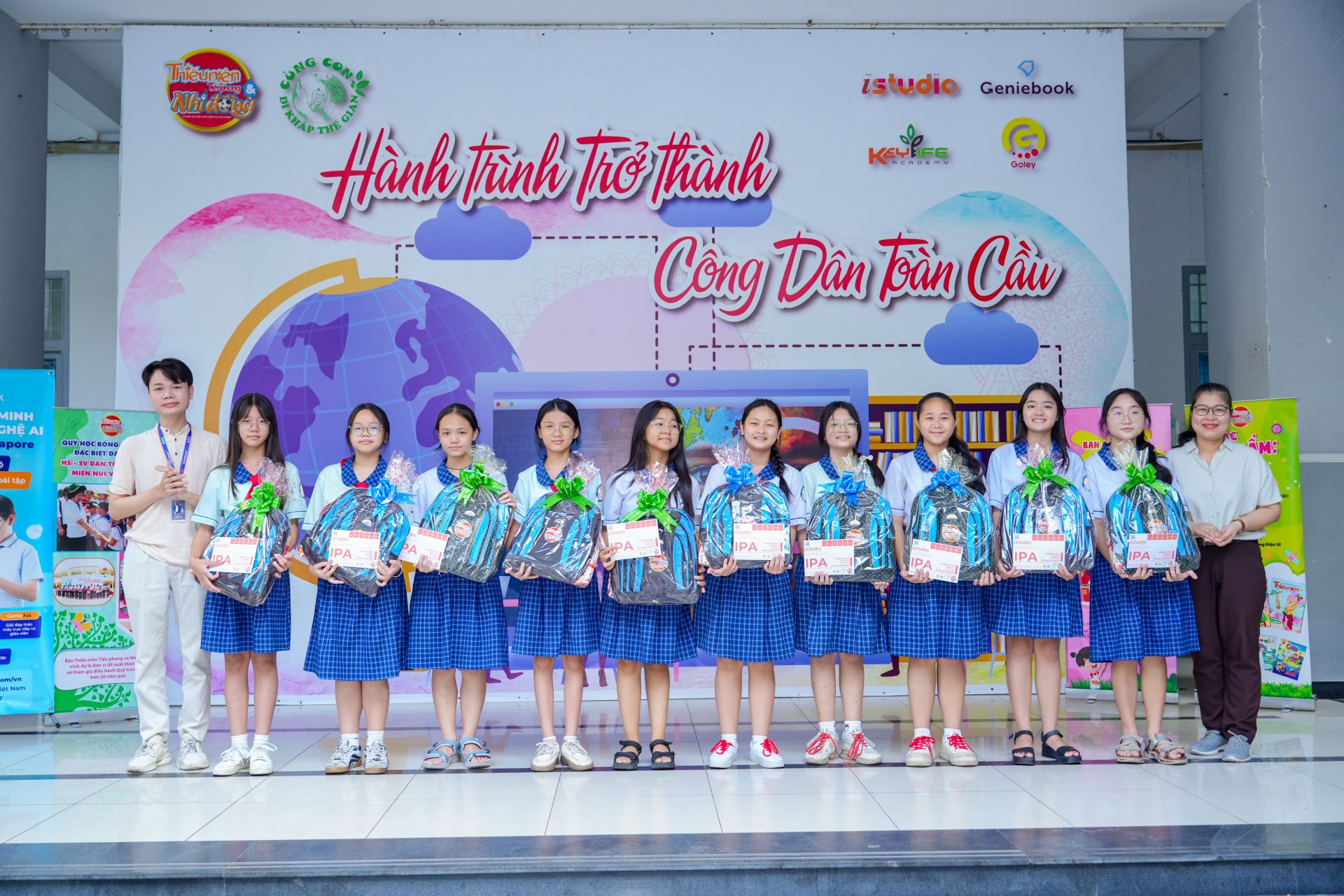 Cô Lâm Thị Thanh Thúy - Phó hiệu trưởng nhà trường và đại biểu của Geniebook Vietnam trao quà cho 10 bạn tích cực trong các hoạt động phong trào