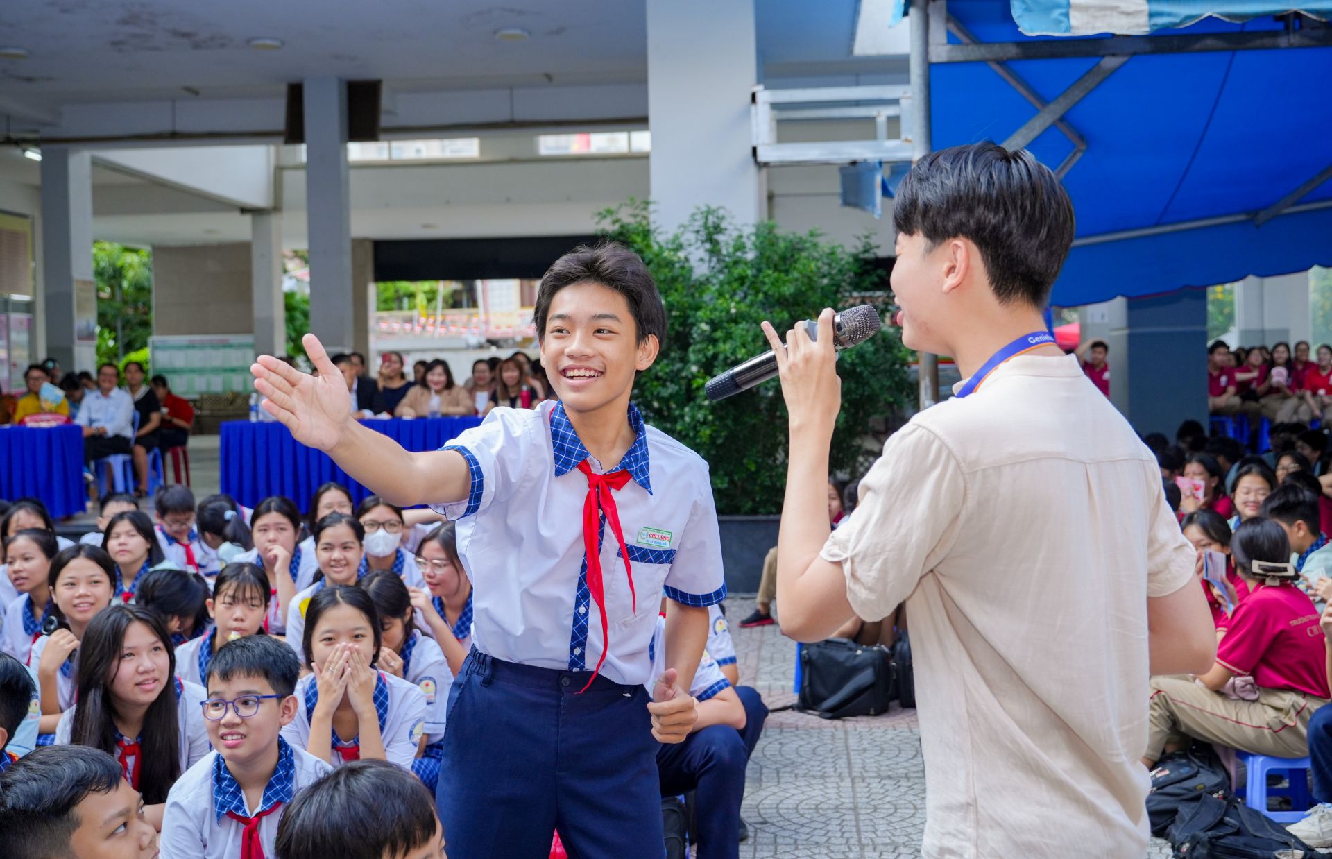 Các bạn học sinh hào hứng giải mã những thử thách thú vị của chuyên gia giáo dục Trần Quốc Dũng