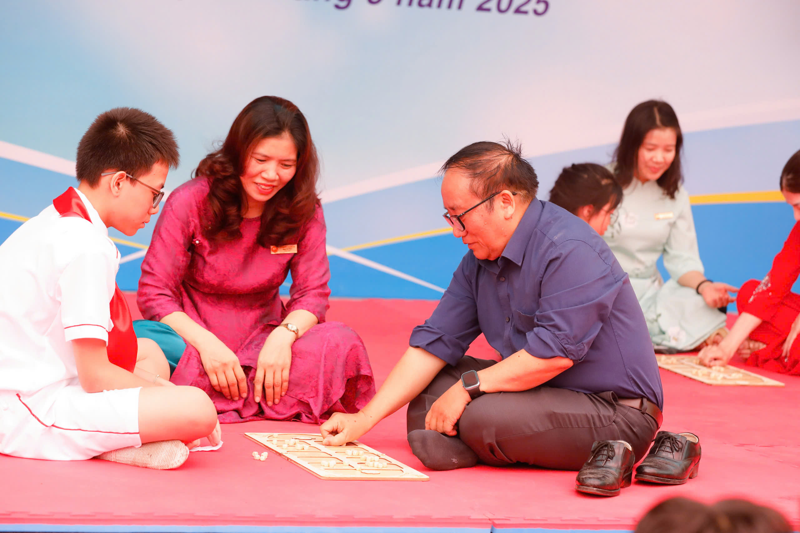 Nhà thơ Trần Đăng Khoa cũng như “trở về tuổi thơ” trong trò ô ăn quan cùng học sinh Nhà thơ Trần Đăng Khoa cũng như “trở về tuổi thơ” trong trò ô ăn quan cùng học sinh