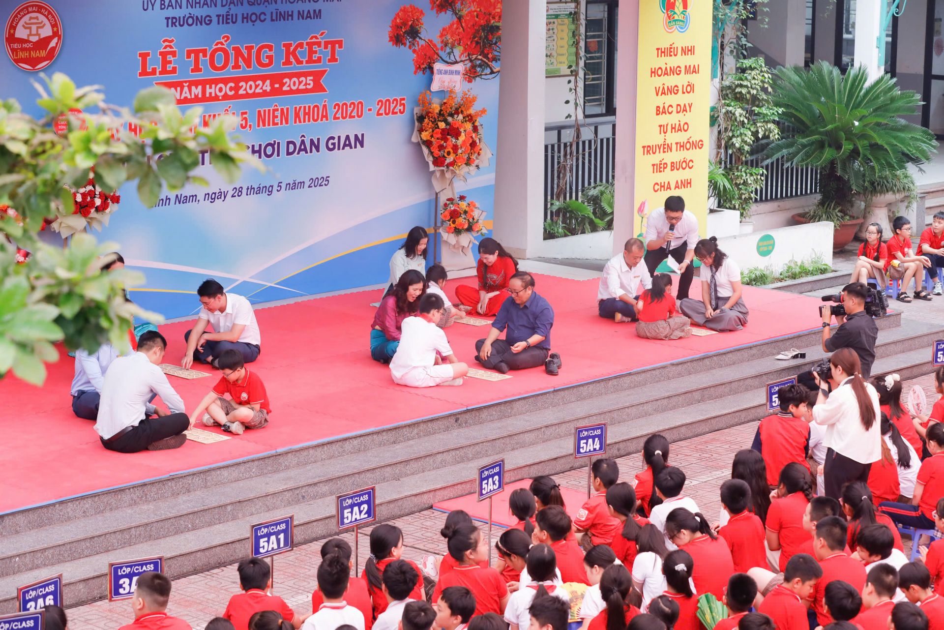 Sân trường Tiểu học Lĩnh Nam hôm nay trở nên rộn ràng hơn Sân trường Tiểu học Lĩnh Nam hôm nay trở nên rộn ràng hơn