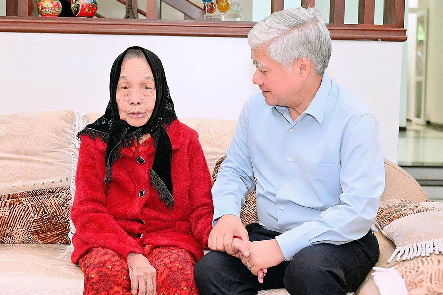 Bác Đỗ Văn Chiến ân cần hỏi thăm sức khỏe Mẹ Việt \Nam Anh hùng Lê Thị Thọ Bác Đỗ Văn Chiến ân cần hỏi thăm sức khỏe Mẹ Việt \Nam Anh hùng Lê Thị Thọ