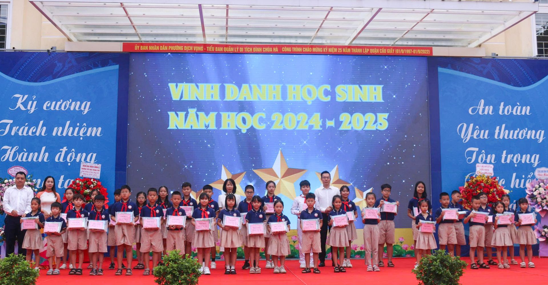 Trao thưởng cho các bạn học sinh có thành tích xuất sắc trong học tập Trao thưởng cho các bạn học sinh có thành tích xuất sắc trong học tập