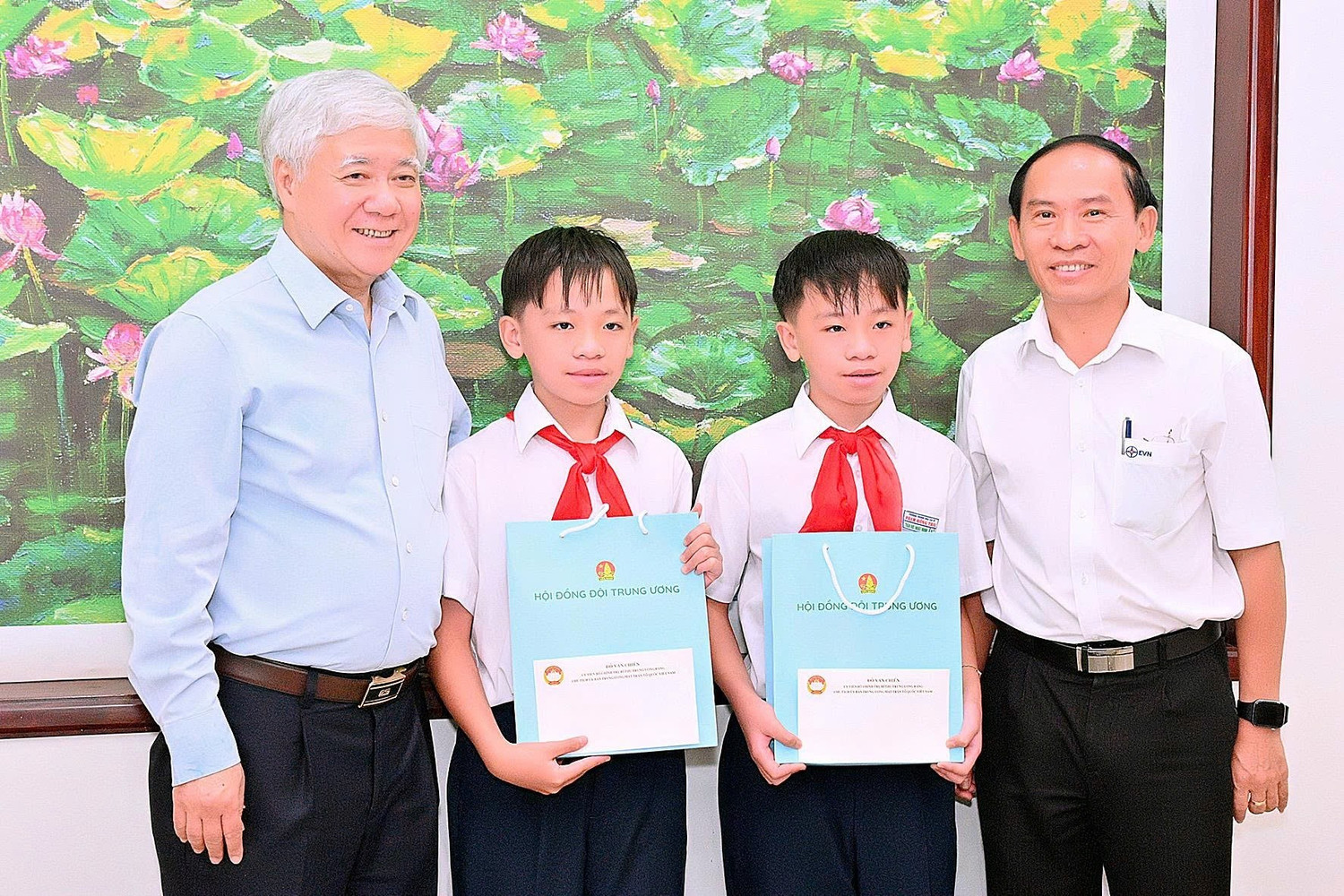 Chủ tịch Ủy ban Trung ương Mặt trận Tổ quốc Việt Nam Đỗ Văn Chiến (bìa trái) tặng quà 2 thiếu nhi là cháu nội của Mẹ Việt Nam Anh hùng Lê Thị Thọ. Chủ tịch Ủy ban Trung ương Mặt trận Tổ quốc Việt Nam Đỗ Văn Chiến (bìa trái) tặng quà 2 thiếu nhi là cháu nội của Mẹ Việt Nam Anh hùng Lê Thị Thọ.