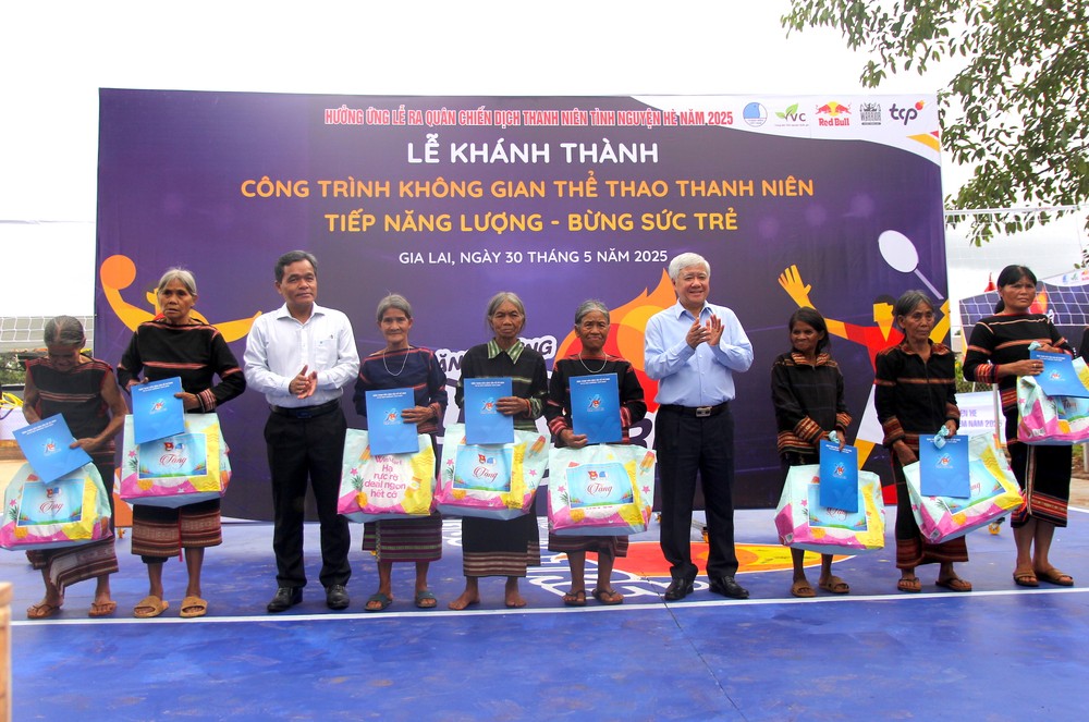 Bác Đỗ Văn Chiến và Bí thư Tỉnh ủy Gia Lai Hồ Văn Niên tặng quà cho người dân hoàn cảnh khó khăn ở huyện Chư Păh. Bác Đỗ Văn Chiến và Bí thư Tỉnh ủy Gia Lai Hồ Văn Niên tặng quà cho người dân hoàn cảnh khó khăn ở huyện Chư Păh.