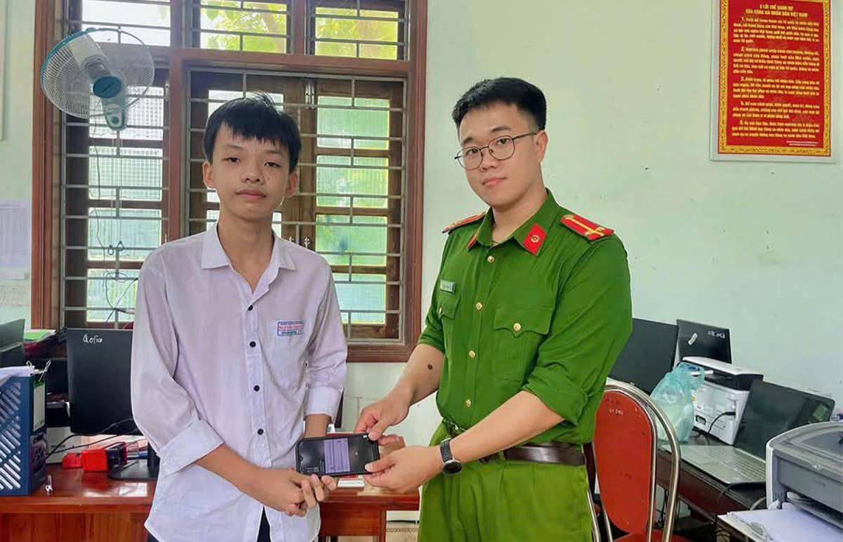 Minh Toại giao nộp chiếc điện thoại nhặt được cho Công an xã Minh Toại giao nộp chiếc điện thoại nhặt được cho Công an xã