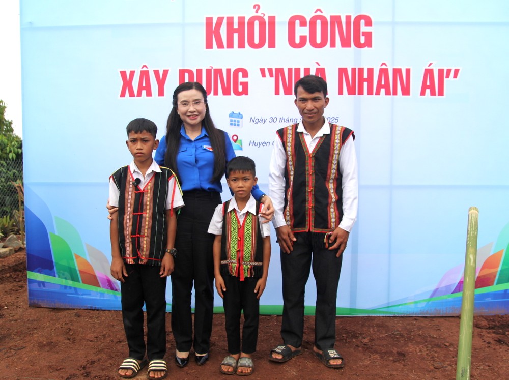 Chị Nguyễn Phạm Duy Trang chụp ảnh lưu niệm với gia đình em Quyên Chị Nguyễn Phạm Duy Trang chụp ảnh lưu niệm với gia đình em Quyên