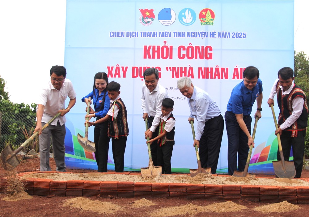 Các đại biểu thực hiện nghi lễ khởi công Ngôi nhà hạnh phúc cho gia đình em Quyên Các đại biểu thực hiện nghi lễ khởi công Ngôi nhà hạnh phúc cho gia đình em Quyên