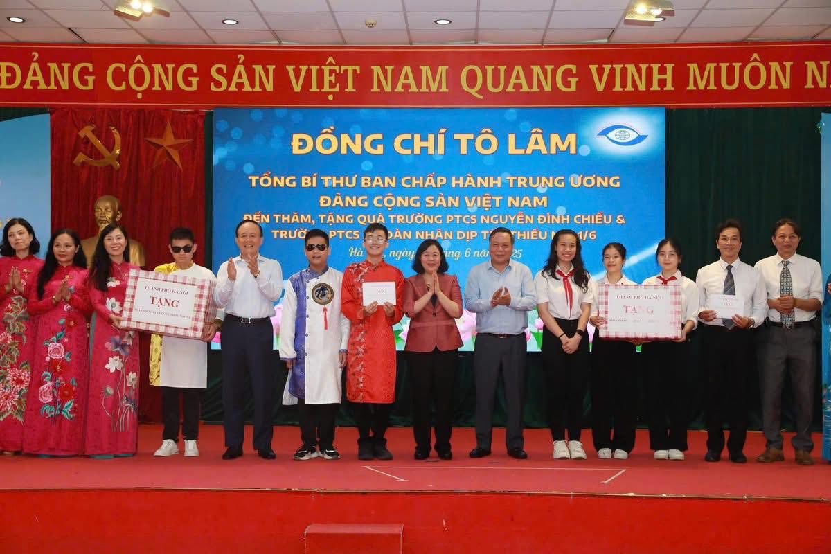 Tổng Bí thư Tô Lâm và các bác lãnh đạo tặng quà trường PTCS Nguyễn Đình Chiểu Tổng Bí thư Tô Lâm và các bác lãnh đạo tặng quà trường PTCS Nguyễn Đình Chiểu